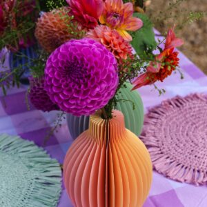 Die Vase ist ein wirkliches Design-Highlight. Gefertigt wird sie aus recycelbarem Papier. Mit einem Glasröhrchen in der Mitte haben die Blumen genug Wasser zur Verfügung. Das Gehäuse wird mit einem Magnetverschluss zusammengehalten, von Talking Tables.