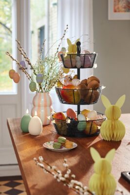 So bunt sieht die bestückte Etagere von Tchibo aus und ist garantiert ein Highlight auf dem Ostertisch. Ansonsten ist sie natürlich auch perfekt für Obst auf der Arbeitsfläche.