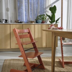 Die Marke Stokke erweitert die Farbpalette ihres Tripp Trapp® Stuhls um die Farbe „Terracotta“. Der praktische Stuhl wächst mit, ist risikolos nutzbar und haltbar. Also ideal, um am Tisch zu sitzen oder in der Küche bei der Arbeit zuzuschauen.