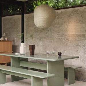 In “Tea Green” kommt der Tisch mit den passenden Bänken aus der Serie „Rink“ daher. Gefertigt ist beides aus einem zertifizierten MDF-Kern, der mit einer farbigen Hochglanzlackierung versehen ist. Der Esstisch ist in zwei Größen erhältlich. Alles von Ferm Living