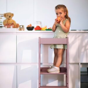 „Felix" heißt der mitwachsende Lernturm von tiSsi® für Kinder. Er bietet Kippsicherheit und ist perfekt für die Kleinen, um in der Küche mitzuhelfen. Die Größe des Lernturms kann dabei mit nur wenigen Handgriffen an die Größe des Kindes angepasst werden.
Ganz neu ist die Trendfarbe „Oriental rose".
