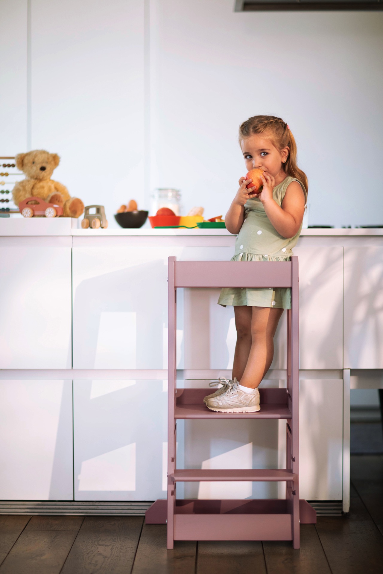 „Felix" heißt der mitwachsende Lernturm von tiSsi® für Kinder. Er bietet Kippsicherheit und ist perfekt für die Kleinen, um in der Küche mitzuhelfen. Die Größe des Lernturms kann dabei mit nur wenigen Handgriffen an die Größe des Kindes angepasst werden.
Ganz neu ist die Trendfarbe „Oriental rose".
| KÜCHEN JOURNAL „Felix" heißt der mitwachsende Lernturm von tiSsi® für Kinder. Er bietet Kippsicherheit und ist perfekt für die Kleinen, um in der Küche mitzuhelfen. Die Größe des Lernturms kann dabei mit nur wenigen Handgriffen an die Größe des Kindes angepasst werden.
Ganz neu ist die Trendfarbe „Oriental rose".