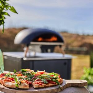 Pizza schmeckt nach Urlaub und im eigenen Garten genauso gut. Der „Turtle Pizza Oven“ von Le Feu zaubert in wenigen Minuten knusprige Pizzen mit authentischem Geschmack. Auch Flammkuchen oder Brot gelingt darauf und schmeckt köstlich. Der flexible Ofen arbeitet mit Gas und erreicht eine Temperatur von bis zu 500 Grad in nur zehn Minuten. Es finden darin sogar mehrere Pizzen Platz.