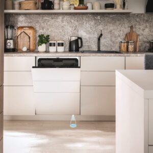 Der leise Einbau-Geschirrspüler von Amica schont die Umwelt durch einen gerin-geren Wasserverbrauch. Auch der Stromverbrauch ist niedriger mit der Energieeffi-zienzklasse A. Toll ist die „FloorIndicator“ Funktion. Sie zeigt die Restlaufzeit des Spülprogramms oder das Programmende durch eine Projektion auf den Fußboden. Eine Bereicherung ist die Innenbeleuchtung und die in der Höhe verstellbare Be-steckschublade.