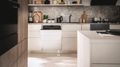 Der leise Einbau-Geschirrspüler von Amica schont die Umwelt durch einen gerin-geren Wasserverbrauch. Auch der Stromverbrauch ist niedriger mit der Energieeffi-zienzklasse A. Toll ist die „FloorIndicator“ Funktion. Sie zeigt die Restlaufzeit des Spülprogramms oder das Programmende durch eine Projektion auf den Fußboden. Eine Bereicherung ist die Innenbeleuchtung und die in der Höhe verstellbare Be-steckschublade.