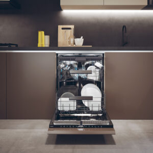 „Mocca Mousse“ heißt die Pantone Farbe des Jahres 2025. Perfekt integriert sich die Spülmaschine von Haier in die Küchenfronten. Die Maschine ist effizient unter der Spüle platziert, so sind die Wege kurz und die Handhabung einfach.
