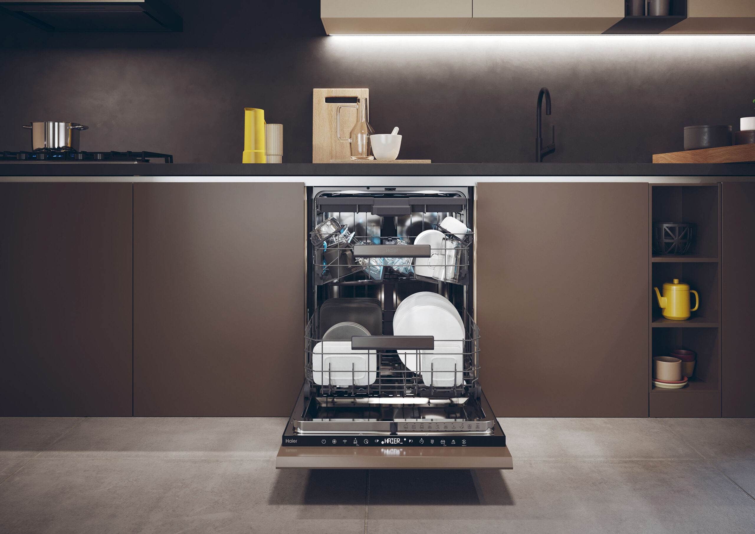„Mocca Mousse“ heißt die Pantone Farbe des Jahres 2025. Perfekt integriert sich die Spülmaschine von Haier in die Küchenfronten. Die Maschine ist effizient unter der Spüle platziert, so sind die Wege kurz und die Handhabung einfach. | KÜCHEN JOURNAL „Mocca Mousse“ heißt die Pantone Farbe des Jahres 2025. Perfekt integriert sich die Spülmaschine von Haier in die Küchenfronten. Die Maschine ist effizient unter der Spüle platziert, so sind die Wege kurz und die Handhabung einfach.
