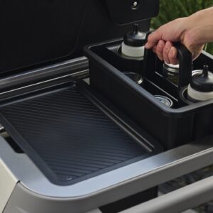 Eine Unterstützung beim Grillen ist das passende Zubehör. Zum „Genesis“ Gasgrill von Weber gehört der Edelstahl Seitentisch mit einer Halterung für eine extra Box. Hier können zum Beispiel Soßen und Gewürze gelagert werden.   

