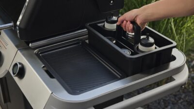 Eine Unterstützung beim Grillen ist das passende Zubehör. Zum „Genesis“ Gasgrill von Weber gehört der Edelstahl Seitentisch mit einer Halterung für eine extra Box. Hier können zum Beispiel Soßen und Gewürze gelagert werden.   

