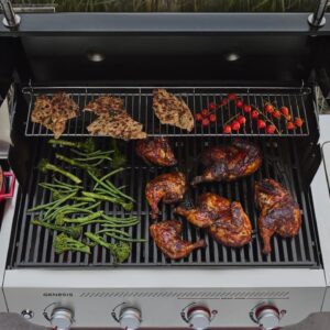 Das Praktische: Auf dem „Genesis“ Grill von Weber können viele Leckereien parallel zubereitet werden. Dabei kombiniert der Gasgrill smarte Technologie mit hoher Leistung und schickem Design. Auf dem Seitenkocher können Beilagen gegart werden, während gleichzeitig auf dem Grillrost gebraten wird.  
