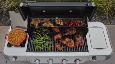Das Praktische: Auf dem „Genesis“ Grill von Weber können viele Leckereien parallel zubereitet werden. Dabei kombiniert der Gasgrill smarte Technologie mit hoher Leistung und schickem Design. Auf dem Seitenkocher können Beilagen gegart werden, während gleichzeitig auf dem Grillrost gebraten wird.  