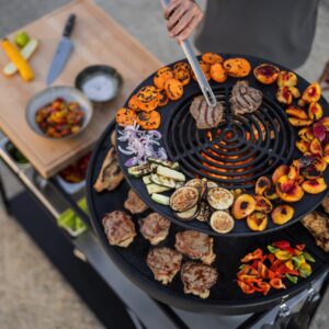 Die „Bowl“ von Höfats lässt sich super erweitern mit einem Grillrost, der Plancha-Platte, dem Warmhaltering oder dem „Sear-Grate“. Das ist ein Rost, der sich zum scharfen Anbraten eignet. Neben den Klassikern finden ausgefallenere Gerichte und viele vegetarische Köstlichkeiten einen Platz auf dem Rost.