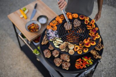 Die „Bowl“ von Höfats lässt sich super erweitern mit einem Grillrost, der Plancha-Platte, dem Warmhaltering oder dem „Sear-Grate“. Das ist ein Rost, der sich zum scharfen Anbraten eignet. Neben den Klassikern finden ausgefallenere Gerichte und viele vegetarische Köstlichkeiten einen Platz auf dem Rost.