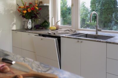 Beim Geschirrspüler von Neff mit der Energieeffizienzklasse A gibt es ein gelunge-nes Zusammenspiel von Spüldauer, Wassertemperatur, Reiniger und Mechanik. Spannend ist die „Open Dry“-Funktion, dabei öffnet sich am Ende des Eco 50°- Programms die Tür automatisch. So kann das Geschirr komplett durchtrocknen. Praktisch: Es kann bei Bedarf eine dritte Beladungsebene nachgerüstet werden, zum Beispiel für Besteck.