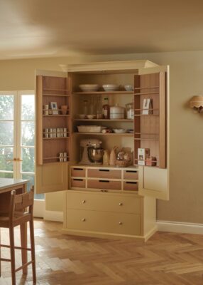 Zur Linie “Suffolk” von Neptune gehört der großzügige Schrank. Er ist so konzipiert, dass man darin möglichst viel unterbringen kann und zwar auf stilvolle Art und Weise. Das macht den Schrank zu einer Augenweide, wenn er offensteht. Er sorgt außerdem optisch für ein individuelles Ambiente.