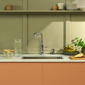 Der „Quooker Fusion Square“ Wasserhahn ist eine dekorative Kochendwasser- Armatur mit modernem Design und einer Mischbatterie. Sie kann durch den „Cube“ ergänzt werden, der gekühltes, sprudelndes und stilles Wasser ermöglicht. Der Wasserhahn ist vielseitig und wassersparend. Es wird nur die Menge Wasser ab-gegeben, die wirklich verwendet wird.  