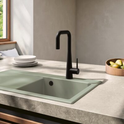 Frühlingsfrisch sieht die Einbauspüle von Villeroy & Boch in dem Farbton „Morning Green“ aus. Das Modell „Subway Style“ wird aus Keramik hergestellt, ist sehr strapazierfähig und einfach zu reinigen. Sinnvoll ist die leichte Abschrägung, denn so kann das nasse Geschirr gut abtropfen. Stylish wirkt der Kontrast zur schwarzen Armatur. | KÜCHEN JOURNAL Frühlingsfrisch sieht die Einbauspüle von Villeroy & Boch in dem Farbton „Morning Green“ aus. Das Modell „Subway Style“ wird aus Keramik hergestellt, ist sehr strapazierfähig und einfach zu reinigen. Sinnvoll ist die leichte Abschrägung, denn so kann das nasse Geschirr gut abtropfen. Stylish wirkt der Kontrast zur schwarzen Armatur.