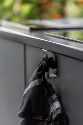 Kleine Helfer sind die Haken von Wenko. Sie sind aus rostfreiem Edelstahl gefertigt und eignen sich zum Aufhängen am Küchenschrank. Dabei wird das Handtuch in den Haken gedrückt und hält dort fest. So kann es nicht auf den Boden fallen.