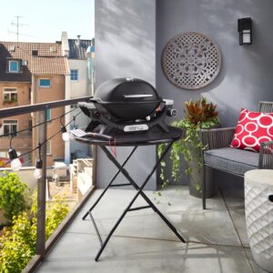Der Tisch-Gasgrill von Weber ist gut geeignet für den Balkon. Um eine ergonomische Höhe zum Arbeiten zu haben, stellt man ihn am besten auf einen kleinen Esstisch. Wenn er nicht benutzt wird, kann er in einer Ecke abgestellt werden und fällt kaum auf. 