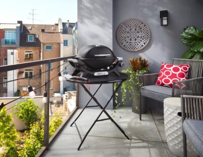 Der Tisch-Gasgrill von Weber ist gut geeignet für den Balkon. Um eine ergonomische Höhe zum Arbeiten zu haben, stellt man ihn am besten auf einen kleinen Esstisch. Wenn er nicht benutzt wird, kann er in einer Ecke abgestellt werden und fällt kaum auf. 