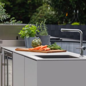 Wetterfeste Materialien sind wichtig für die Outdoor-Küche, denn sie sollte langlebig und pflegeleicht sein. Die Gartenküche von Gartana ist ein Modulsystem und lässt sich immer wieder verändern. Ausgestattet ist sie mit wetterfesten HPL-Fronten, die farblich individualisierbar sind.