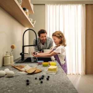 „Talis Select M54“ von Hansgrohe begeistert mit der neuen, wassersparenden Strahlart „Powder Spray“. Dabei gibt die Armatur mikrofeine Tröpfchen ab. Das ist super praktisch und erleichtert das Arbeiten, denn das Wasser spritzt nicht so stark. Durch die Select-Taste ist die Bedienung flexibel, denn auch andere Strahlarten können eingestellt werden.