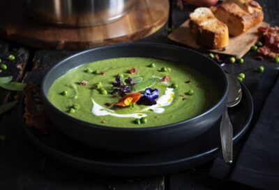 Feine Minzsuppe mit Speck. Rezept und Foto: ELO
| KÜCHEN JOURNAL Feine Minzsuppe mit Speck. Rezept und Foto: ELO