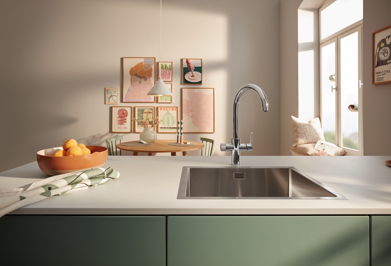 Ein kuscheliger Sitzplatz auf der Fensterbank, eine typisch nordische Lampe und das Bilder-Ensemble charakterisieren Wohnlichkeit. Kombiniert wird dazu Funktionalität mit der Armatur aus der Linie „Blue“ von Grohe. Sie hat zwei getrennte Wasserführungen, eine für gefiltertes und eine für ungefiltertes Wasser. So beweist der Skandi-Look wieder einmal, dass Ästhetik und Alltag perfekt zusammenpassen. | KÜCHEN JOURNAL Ein kuscheliger Sitzplatz auf der Fensterbank, eine typisch nordische Lampe und das Bilder-Ensemble charakterisieren Wohnlichkeit. Kombiniert wird dazu Funktionalität mit der Armatur aus der Linie „Blue“ von Grohe. Sie hat zwei getrennte Wasserführungen, eine für gefiltertes und eine für ungefiltertes Wasser. So beweist der Skandi-Look wieder einmal, dass Ästhetik und Alltag perfekt zusammenpassen.