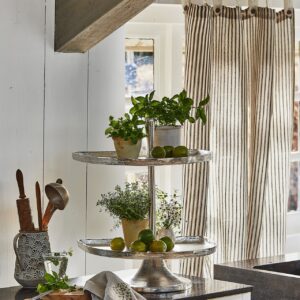 Ein Kräutergarten auf der Fensterbank oder der Arbeitsfläche bringt Würze und
Frische direkt in die Küche. Tipp: Mischkulturen fördern das Wachstum. Basilikum
liebt Tomaten als Nachbarn, und Schnittlauch schützt mit seinen ätherischen Ölen
andere Pflanzen vor Schädlingen. Die hübsche Etagere ist von Loberon.
