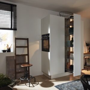 Das Multifunktionsmöbel lässt sich von allen Seiten bespielen. So wie es platziert ist, wirkt es nicht zu massiv und bringt noch dazu Struktur in den Raum. Der Apothekerschrank bietet gut sichtbaren Stauraum. Der gesamte Schrank ist von Nolte Küchen.