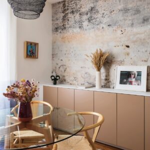 Urbane Schönheit: Die Kombination aus hellem Holz, Steinoptik und sanften Farben bringt ein Stück nordischer Natur in den Küchen- und Essbereich. Auch Glas und Dekoelemente mit Farbakzenten verschmelzen mit den Möbeln zu einer zeitgemäßen Interpretation des Skandi-Looks, von Plum Living.