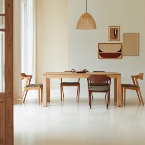 Modern und warm zugleich: Die elegante Kombination aus hellen und nussfarbenen Oberflächen und dem Kontrast aus geraden und weichen, gerundeten Formen verleihen dem Essbereich seinen wohnlichen Look. Die Bilder und die Lampe schmeicheln dem Ensemble zusätzlich, von Tikamoon.