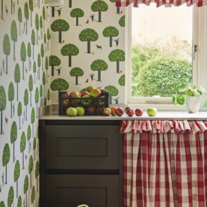 Landhaus auf die etwas naive, kindliche Art, das ist das Motiv „Rodney Street“ auf der Vliestapte von Little Greene. Inspiriert ist sie von altmodischen mechanischen Spielzeugen, die das Äpfelpflücken darstellen mit stilisierten Bäumen und kleinen Hunden.