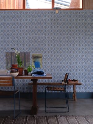 Die Tapete „Baracé“ war auf dem Dachboden eines Schlosses versteckt und krönte ursprünglich das Bett der Mutter von Madame de la Motte Baracé. Nun verschönert sie die Küche mit ihrem detailverliebten Allover-Muster, von Farrow & Ball.