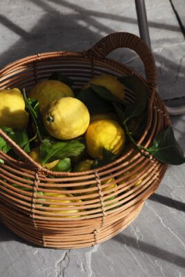 Zitronen sind sehr gesund, denn sie enthalten reichlich Vitamin C, Kalium, Kalzium und Magnesium. Sekundäre Pflanzenstoffe wirken als Antioxidantien. Außerdem regen sie die Verdauung und den Stoffwechsel an. Doch im Sommer sind sie auch optisch eine Bereicherung für die Deko im Ferienlook. Zum südlichen Flair gehören sie sowieso dazu, genau wie hübsche Rattankörbe. Dieser ist von Broste Copenhagen.