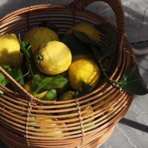 Zitronen sind sehr gesund, denn sie enthalten reichlich Vitamin C, Kalium, Kalzium und Magnesium. Sekundäre Pflanzenstoffe wirken als Antioxidantien. Außerdem regen sie die Verdauung und den Stoffwechsel an. Doch im Sommer sind sie auch optisch eine Bereicherung für die Deko im Ferienlook. Zum südlichen Flair gehören sie sowieso dazu, genau wie hübsche Rattankörbe. Dieser ist von Broste Copenhagen.