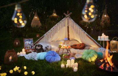 Glamping pur: Für einen außergewöhnlichen Anlass lohnt es sich, so eine wunderbare Atmosphäre zu zaubern. Da lässt es sich an lauen Sommerabenden die ganze Nacht über aushalten. Das Zelt dient tagsüber auch als Sonnenschutz. Alles von Butlers.