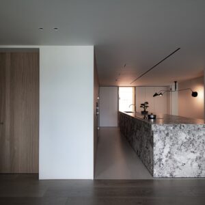 Wie ein Kunstwerk präsentiert sich die Kücheninsel aus Granit. Unauffällig sind die Schubladen mit Griffmulden. So bekommt man einiges unter. Materialien von Fiand-re. Tipp: Wenn Sie eine opulente Insel planen, unbedingt vorher klären, wie die In-sel transportiert und eingebaut werden kann.