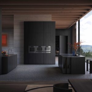 Geräte von Gaggenau sind ein echter Luxus, allen voran die neue Wärmeschubla-de. Insgesamt ist die Optik harmonisch und die dunklen Töne sehen hochwertig aus. Der Raum wirkt durch die großen Fenster insgesamt sehr hell.