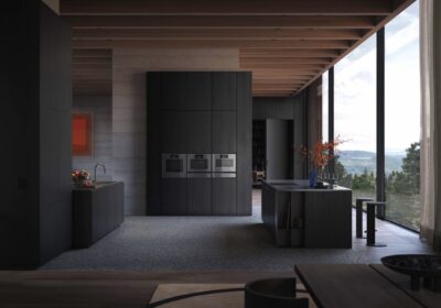 Geräte von Gaggenau sind ein echter Luxus, allen voran die neue Wärmeschubla-de. Insgesamt ist die Optik harmonisch und die dunklen Töne sehen hochwertig aus. Der Raum wirkt durch die großen Fenster insgesamt sehr hell.