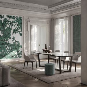 Die Farben sind gleich, die Muster ganz unterschiedlich, gerade das macht den Raum interessant. Zu beiden Tapeten gesellen sich Stuckelemente. Der gesamte Raum ist in Beige, Grün und Weiß gehalten, das wirkt harmonisch, von Glamora.
