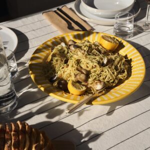 „Spaghetti al vongole”, das sind Nudeln mit Muscheln. Sehr beliebt entlang der Küste, vor allem in Italien. Dekorativ angerichtet auf einem hübschen Teller macht das Gericht richtig viel her. Das Geschirr ist von Granit.