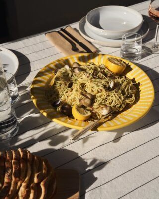 „Spaghetti al vongole”, das sind Nudeln mit Muscheln. Sehr beliebt entlang der Küste, vor allem in Italien. Dekorativ angerichtet auf einem hübschen Teller macht das Gericht richtig viel her. Das Geschirr ist von Granit.