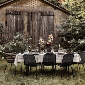 Mit Freunden an langen Tafeln im Freien sitzen, das ist echtes Mittsommer-Feeling. Je mehr der Platz in der Natur ist, desto authentischer wirkt das Ambiente. Decke und Geschirr haben eine schlichte Optik. Blickfang ist ein bunter Blumenstrauß. Alles von House Doctor.