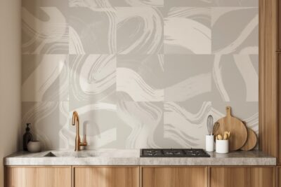 Wie Fliesen erscheint die Tapete „Shift Neutral“ mit natürlichem Muster in Aquarell-Optik. Sie verleiht Wänden eine lebendige Dynamik durch verwischte Farbübergänge und eine puristische Anmutung, von Hovia.