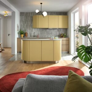 Diese Kücheninsel verbindet Funktionalität mit fließender Formensprache und ist ein runder Mittelpunkt. Das schafft beim Kochen Nähe und Offenheit. Angesagt ist der softe Butterton, der der Küche Retro-Flair verleiht, von Küche & Co.