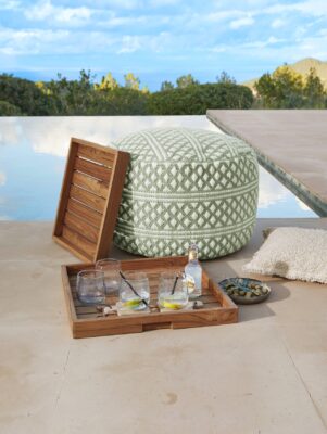 Aus wiederaufbereitetem PET wurde der Hocker „Mintares“ gefertigt. Er ist für In- und Outdoor geeignet. Für ein Essen an der frischen Luft sieht er super aus und ist praktisch. Damit nichts umfällt, ein Tablett daraufstellen. Alles von Loberon.