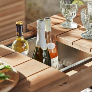 Ein leckerer Wein vermittelt Urlaubsgefühle und passt zu einem italienischen Nudelgericht. In einem praktischen Küchenwagen mit integriertem Kühlfach
ist er gut aufgehoben und bleibt kühl, von Loberon.
