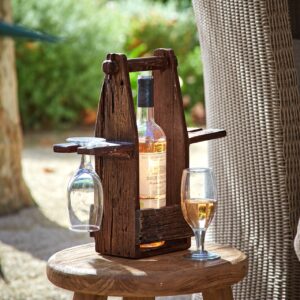 Der Flaschenhalter „Préalon“ mit Gläsern wird aus wiederaufbereitetem Holz gefertigt. Hübsch ist die authentische Maserung, von Loberon.
