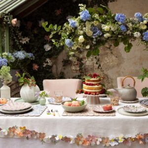 Blumen sollten auf jeder sommerlichen Tafel stehen. Noch schöner ist es, wenn sie auch das Geschirr zieren. Das Blumen nicht echt sein müssen, um dekorativ auszusehen, beweist die niedliche Blumengirlande von Meri Meri aus der Kooperation mit Liberty.